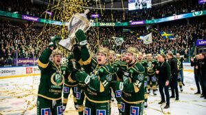 Svenska mästare i ishockey firar SM-guldet med Le Mat-pokalen och guldhjälmar på isen