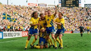 Sveriges landslag firar ett avgörande mål under fotbolls-VM 1994 i USA